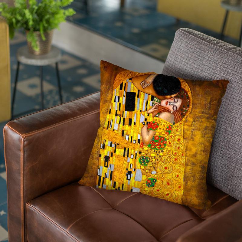 Classic The Kiss Throw Pillow By Gustav Klimt